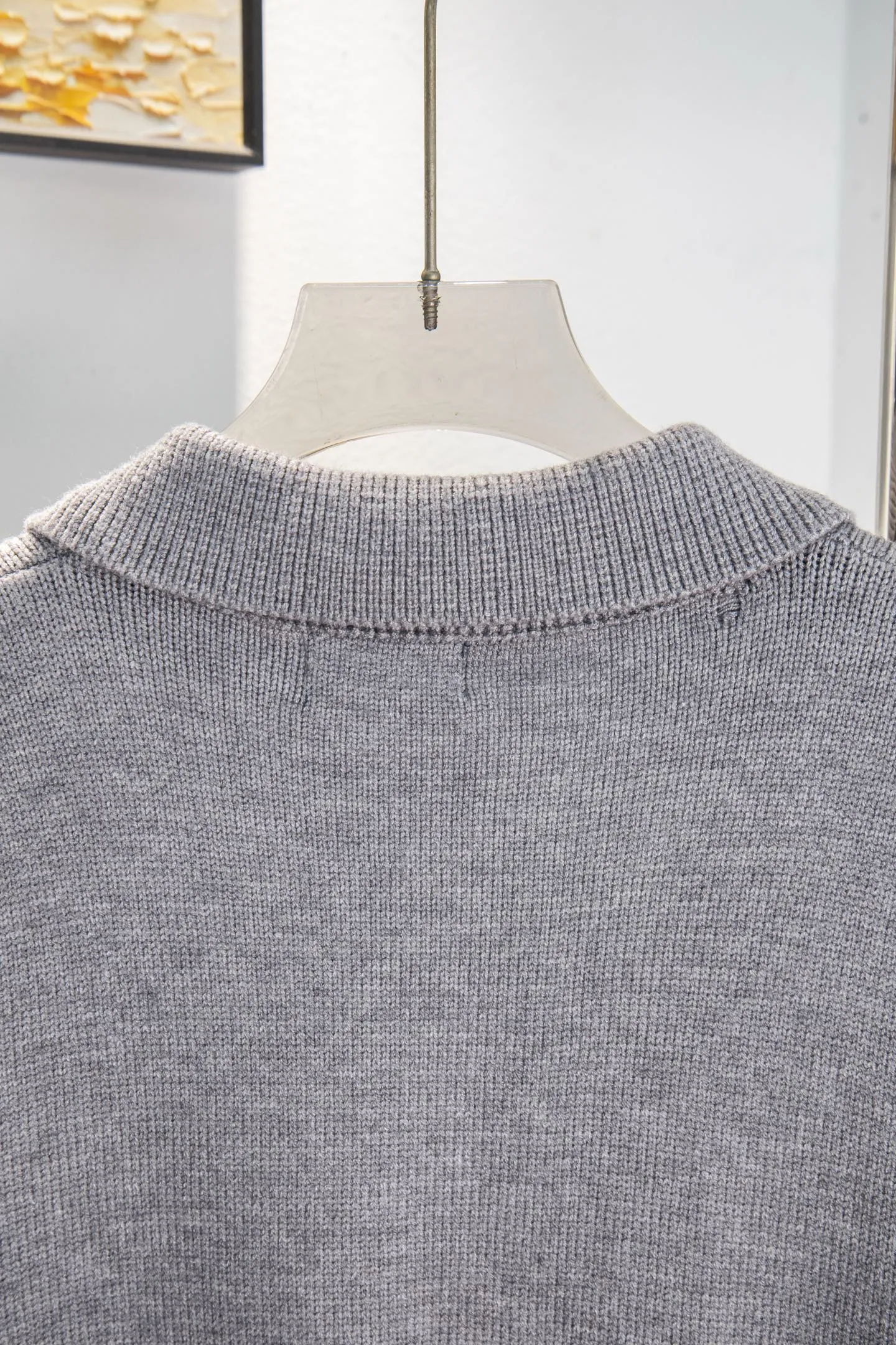P230 Style number: Y258 Ralph Lauren POLO twist button open-chest sweater is a limited edition every year. There won’t be many styles in the store! Ralph Lauren men's half-button sweater. The shape is really nice. It can be worn alone or as a coat. It can be worn outside the inner layer. It is versatile and looks good. Tag, hanging grain, washable, packaging bag, full set of accessories. The appearance is quite high. The workmanship is super exquisite. Color: navy, gray, apricot, navy. Size: S M L XL